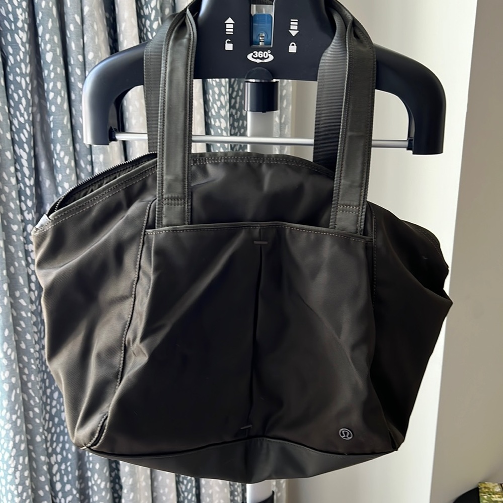 Lulemon duffle bag in olive/brow